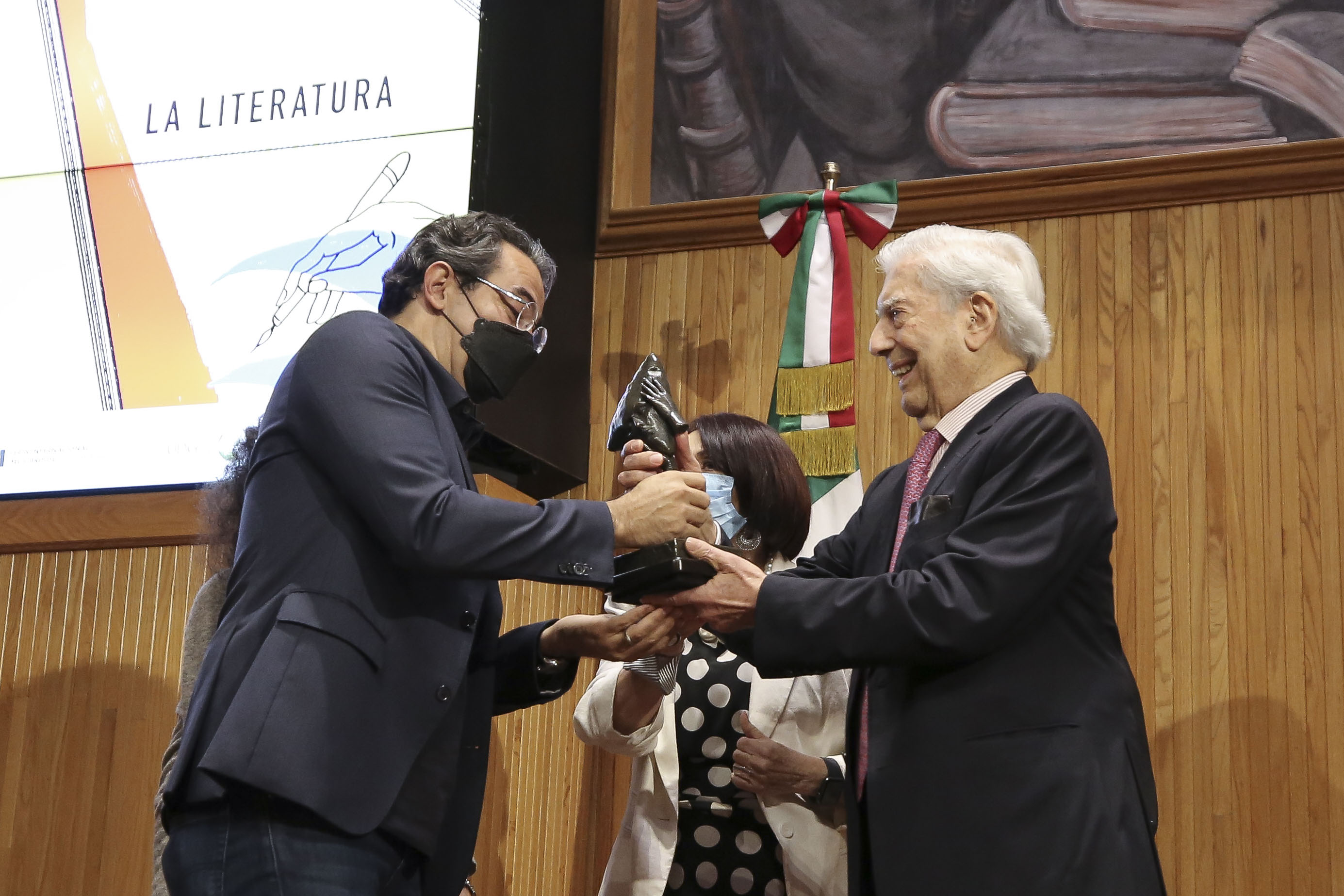 El colombiano Juan Gabriel Vásquez gana el IV Premio Bienal de Novela Mario Vargas Llosa