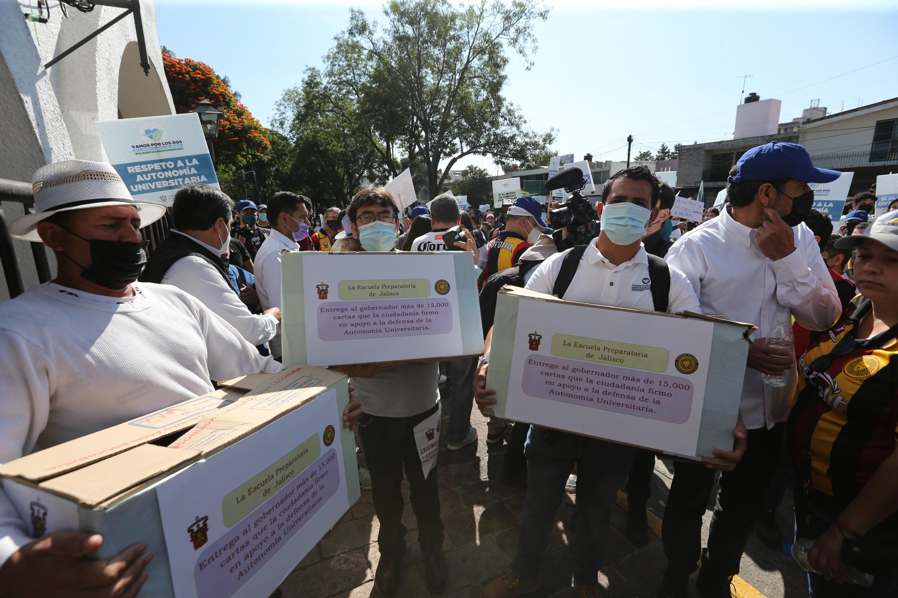 Lleva la comunidad de la Preparatoria Jalisco 15 mil cartas de apoyo a la UdeG en puertas de Casa Jalisco