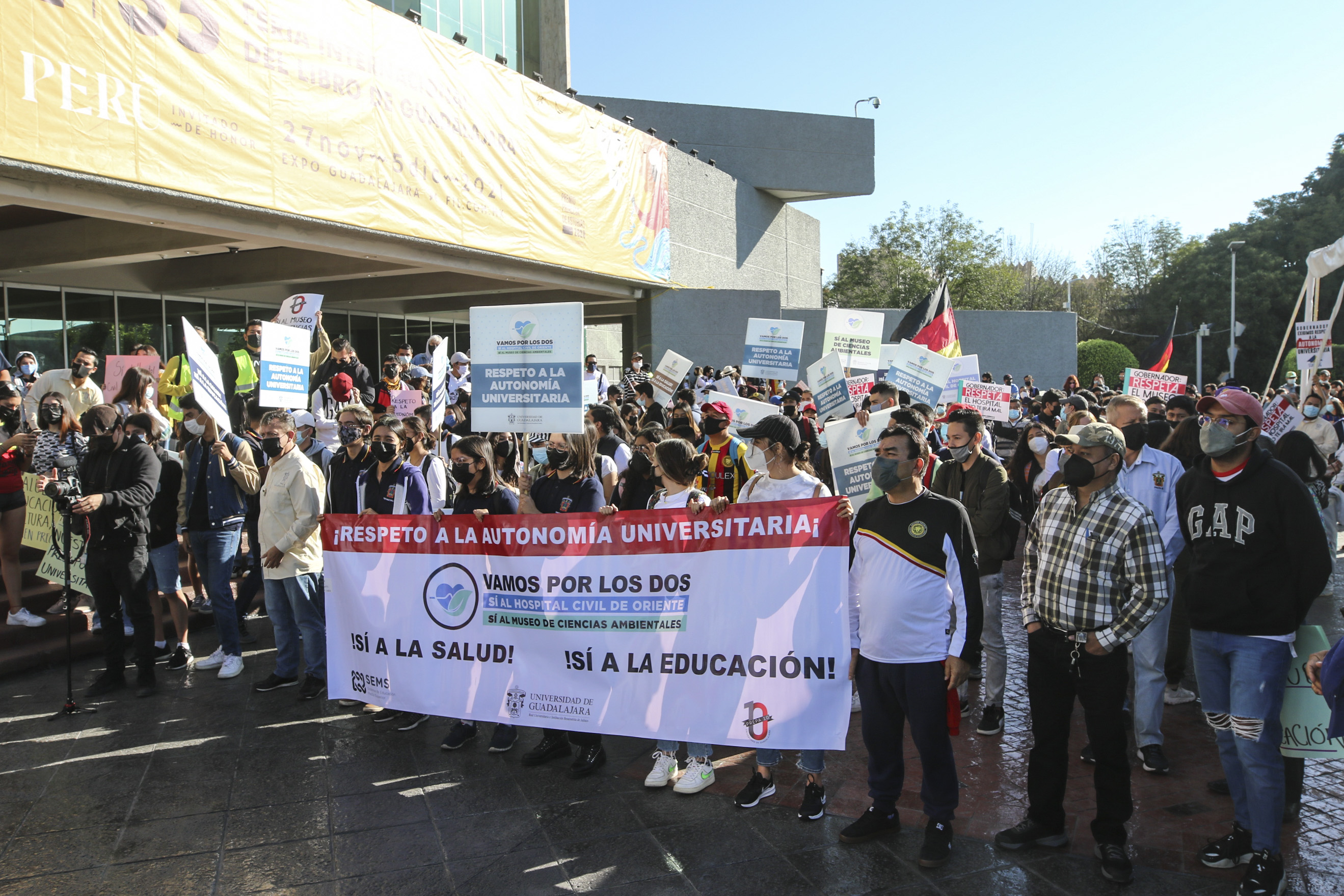 Marchan universitarios en favor de la autonomía universitaria